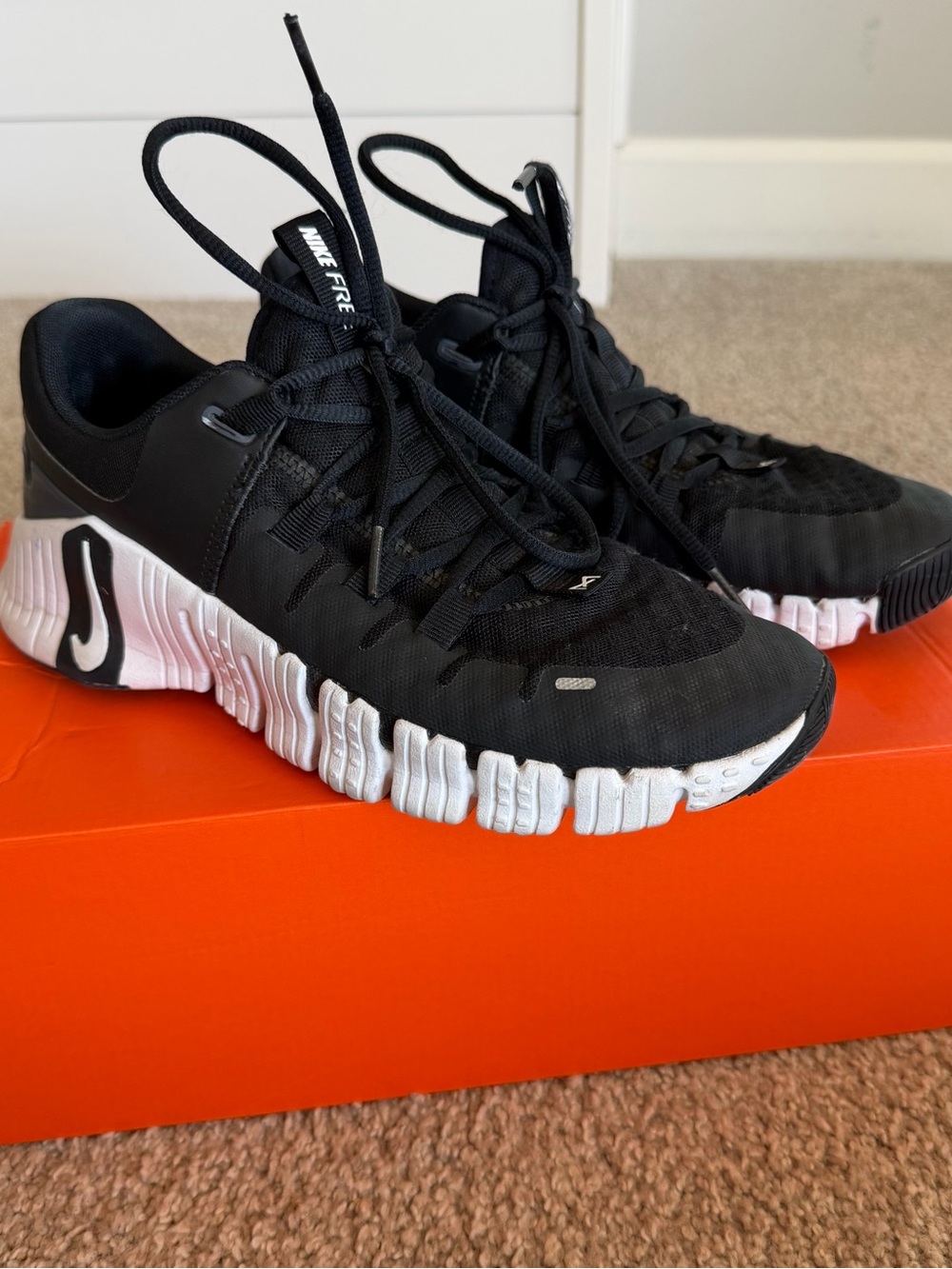 Nike Free Metcon 5 Women's Running Shoes - Black/White (Size 8.5)